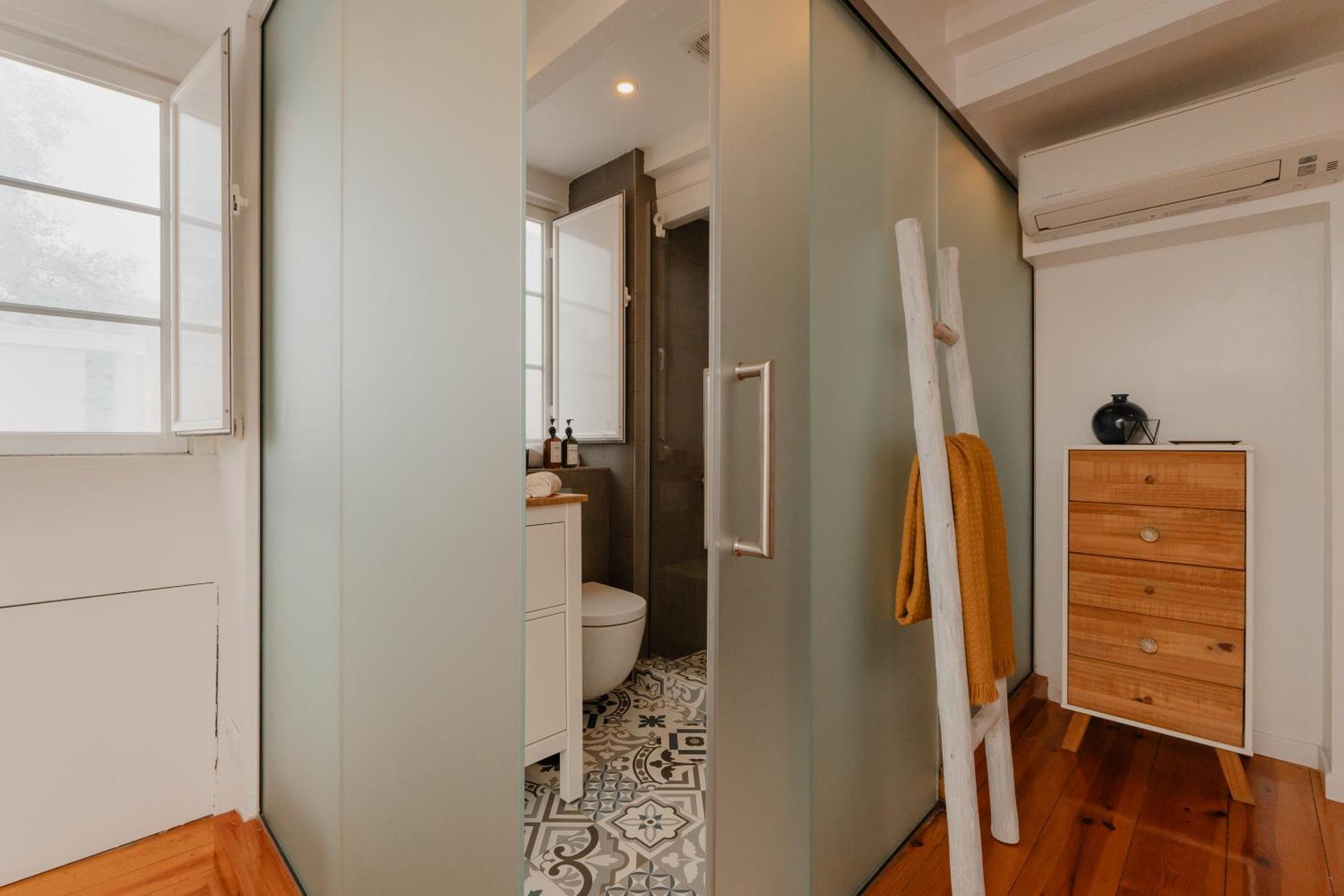 Stylish Getaway In A Mezzanine Flat By The Castle Appartement Lisboa